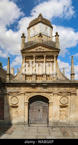 Meravigliose entrata laterale clocktower a Caio corte, parte di Gonville & Caius College, Università di Cambridge, Senato passaggio, Camrbidge, REGNO UNITO Foto Stock