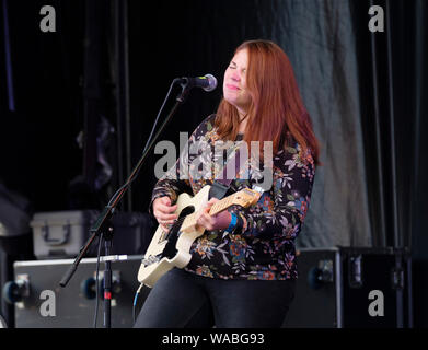 Polly Haynes effettuando in corrispondenza di Weyfest music festival, Tilford, Surrey, Regno Unito. Agosto 18, 2019 Foto Stock