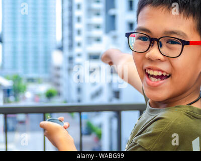 Asia boy bussola di contenimento e rivolto verso il bersaglio. Foto Stock