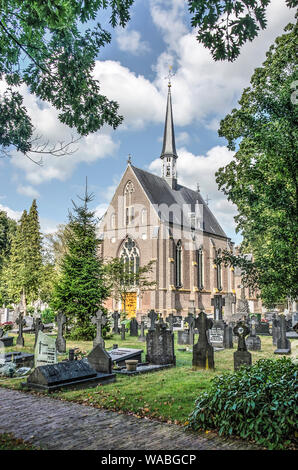 Zwolle, Paesi Bassi, 5 Agosto 2019: la cappella sul romano del cimitero cattolico sotto un cielo blu con nuvole Foto Stock
