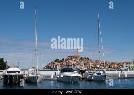 Yacht ormeggiati nella nuova costruzione marina con la città vecchia di Rovigno in background, Istria, Croazia Foto Stock