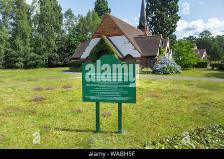 Nome sign all'entrata di Saint Edward chiesa del Santuario e della fraternità, Brookwood cimitero, vicino a Pirbright e Woking, Surrey, Regno Unito Foto Stock