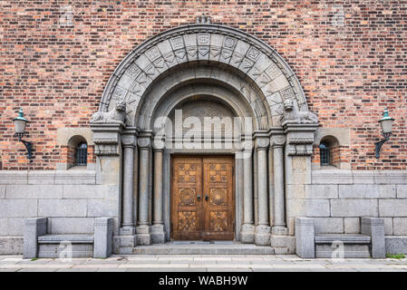 La porta di ingresso di st. Andrew's Chiesa a Copenaghen, 16 agosto 2019 Foto Stock