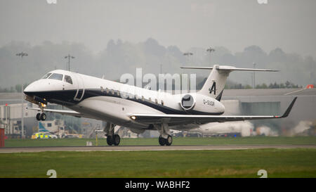 Glasgow, Regno Unito. Il 24 aprile 2019. Lord Alan lo zucchero del nuovo aeromobile, opportunamente registrato G-SUGR Legacy Embraer 650, executive trasporti bixjet privato visto decollare all'Aeroporto Internazionale di Glasgow. Colin Fisher/CDFIMAGES.COM Credito: Colin Fisher/Alamy Live News Foto Stock