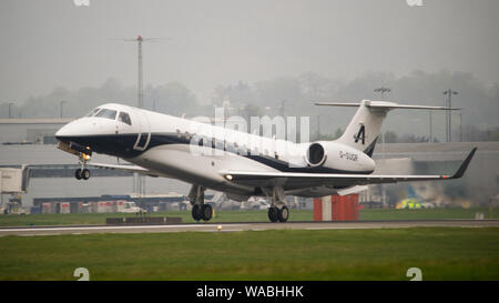Glasgow, Regno Unito. Il 24 aprile 2019. Lord Alan lo zucchero del nuovo aeromobile, opportunamente registrato G-SUGR Legacy Embraer 650, executive trasporti bixjet privato visto decollare all'Aeroporto Internazionale di Glasgow. Colin Fisher/CDFIMAGES.COM Credito: Colin Fisher/Alamy Live News Foto Stock