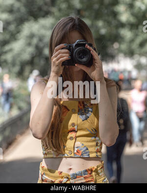 Fotografo ragazza di scattare foto con la fotocamera Canon Foto Stock