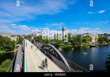 Muelheim an der Ruhr, zona della Ruhr, Renania settentrionale-Vestfalia, Germania - Bicicletta autostrada, Ruhr RS1 express way, conduce in Muelheim su un vecchio ponte ferroviario Foto Stock