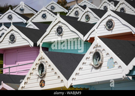 Pittoresca spiaggia di capanne lungo il lungomare, Walton-on-the-Naze, Essex, Inghilterra, Regno Unito, Europa Foto Stock