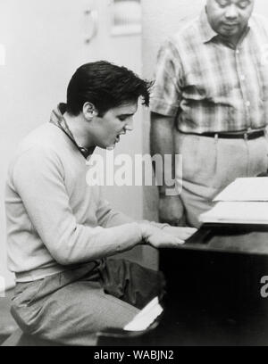 Elvis Presley suonare il pianoforte in studio per "King Creole' traccia audio, 1958 Riferimento File # 33848-156THA Foto Stock