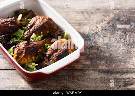 Arrosto di pollo tandoori con riso basmati sul tavolo di legno. Copyspace Foto Stock