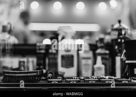 Gli strumenti del barbiere. Parrucchiere sul posto di lavoro. Un grande piano. Foto in bianco e nero. Foto Stock