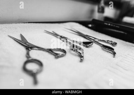 Gli strumenti del barbiere. Parrucchiere sul posto di lavoro. Un grande piano. Foto in bianco e nero. Foto Stock