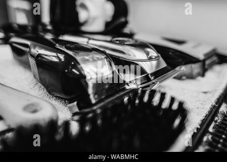 Gli strumenti del barbiere. Parrucchiere sul posto di lavoro. Un grande piano. Foto in bianco e nero. Foto Stock