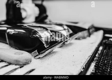 Gli strumenti del barbiere. Parrucchiere sul posto di lavoro. Un grande piano. Foto in bianco e nero. Foto Stock