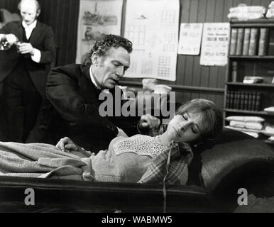 Peter Finch, Julie Christie, 'lontano dalla folla impazzita" (1967) MGM Riferimento File # 33848-503THA Foto Stock