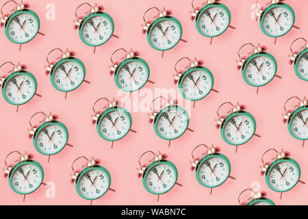 Ora legale del concetto. Impostare il vostro orologi indietro con questo piatto retrò laici belle sveglie impostate a 2 am su sfondo rosa. Pattern. Top vie Foto Stock