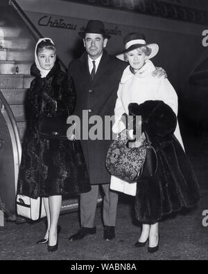 Glenn Ford con la sua fidanzata, Connie Stevens e Yvette Mimieux a New York International Airport, 1962 Riferimento File # 33848-392THA Foto Stock