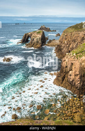 Enys Dodnan e il Cavaliere armato formazioni rocciose a Lands End, Cornwall, England, Regno Unito, Europa. Foto Stock