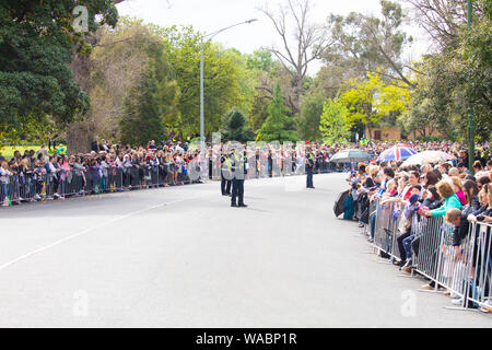 MELBOURNE, Australia - 18 ottobre: il principe Harry, duca di Sussex e Meghan Markle, duchessa di Sussex incontro con i tifosi alla Government House di Melbourne, Austr Foto Stock