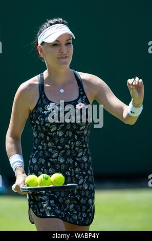 Agnieszka RADWANSKA di Polonia trova grande chiodo metallico su una corte, momenti prima di avviare la riproduzione inizia contro Jelena Ostapenko della Lettonia. Natura Valle intern Foto Stock