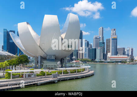 Il Museo ArtScience con lo skyline del Central Business District (CBD) dietro, Marina Bay Sands, Marina Bay, Singapore Foto Stock