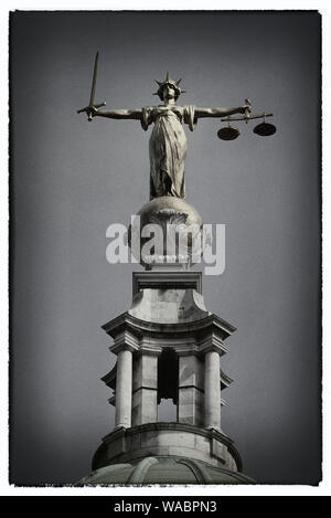 La statua in bronzo di Lady Giustizia sulla sommità della Old Bailey Court, Londra, Inghilterra. Regno Unito Foto Stock