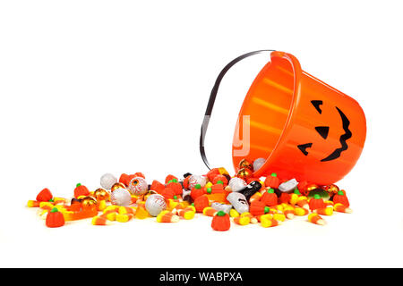 La fuoriuscita di halloween jack o Lantern candy collettore con una pila di candy su uno sfondo bianco Foto Stock