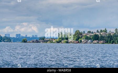 Una vista del lago case di Renton, Washington con Bellevue in distanza. Foto Stock