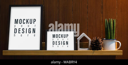 Blank mockup telaio sulla mensola a muro. Mock up bianca cornice immagine sul ripiano di legno nel soggiorno. Foto Stock