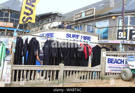 Newquay, Cornwall, Regno Unito. 16 Ago, 2019. Le tavole da surf e mute per noleggiare fuori il noleggio surf shop on Newquay la famosa Fistral Beach.UK del centro di navigazione è circa le varie coste e spiagge della Cornovaglia nel sud-ovest del continente. Testa di surfisti vi ogni estate e vi sono numerose scuole di surf, negozi di articoli da surf sparsi attorno alle famose città della Cornovaglia. Credito: Keith Mayhew/SOPA Immagini/ZUMA filo/Alamy Live News Foto Stock