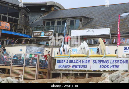 Newquay, Cornwall, Regno Unito. 16 Ago, 2019. Le tavole da surf e mute per noleggiare fuori il noleggio surf shop on Newquay la famosa Fistral Beach.UK del centro di navigazione è circa le varie coste e spiagge della Cornovaglia nel sud-ovest del continente. Testa di surfisti vi ogni estate e vi sono numerose scuole di surf, negozi di articoli da surf sparsi attorno alle famose città della Cornovaglia. Credito: Keith Mayhew/SOPA Immagini/ZUMA filo/Alamy Live News Foto Stock