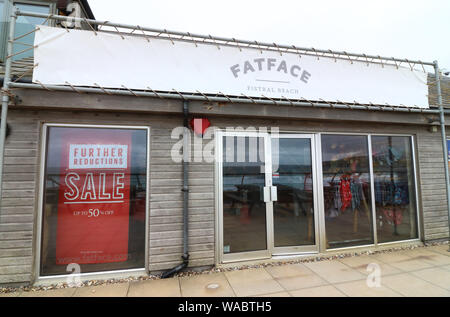 Newquay, Cornwall, Regno Unito. 16 Ago, 2019. FatFace negozio di surf su Newquay la famosa Fistral Beach.UK del centro di navigazione è circa le varie coste e spiagge della Cornovaglia nel sud-ovest del continente. Testa di surfisti vi ogni estate e vi sono numerose scuole di surf, negozi di articoli da surf sparsi attorno alle famose città della Cornovaglia. Credito: Keith Mayhew/SOPA Immagini/ZUMA filo/Alamy Live News Foto Stock