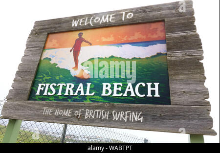 Newquay, Cornwall, Regno Unito. 16 Ago, 2019. Segno di Fistral Beach, Newquay.UK del centro di navigazione è circa le varie coste e spiagge della Cornovaglia nel sud-ovest del continente. Testa di surfisti vi ogni estate e vi sono numerose scuole di surf, negozi di articoli da surf sparsi attorno alle famose città della Cornovaglia. Credito: Keith Mayhew/SOPA Immagini/ZUMA filo/Alamy Live News Foto Stock