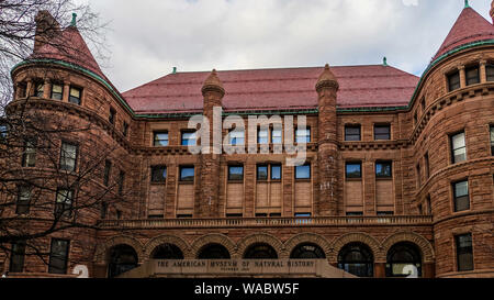 La città di New York, Stati Uniti d'America, 30 dicembre 2014, famosa vecchia entrata da 77th street al museo americano di storia naturale edificio a Manhattan Foto Stock