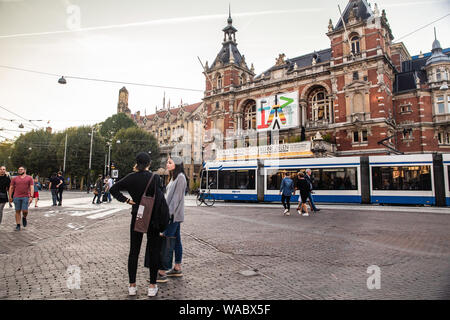 AMSTERDAM, Paesi Bassi - 1 Settembre 2018: Scena di strada al di fuori del teatro internazionale di Amsterdam con la gente in vista Foto Stock