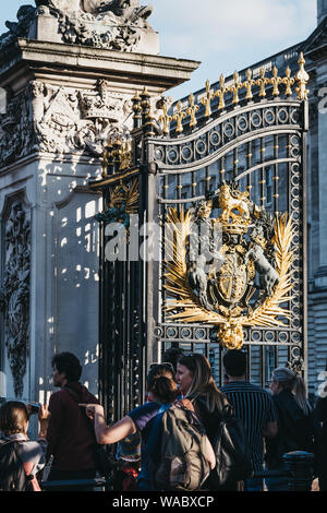 London, Regno Unito - 15 Luglio 2019: la gente dai cancelli di Buckingham Palace, la residenza londinese e sede amministrativa del monarca del unite Foto Stock