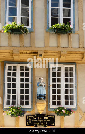 Quimper. La figura nel negozio di amaretto di Philomene, street Kereon, Finistere dipartimento. Bretagne. Francia Foto Stock