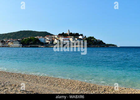 Piccola cittadina turistica Primosten sulla costa dalmata in Croazia. Foto Stock