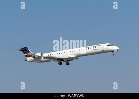 Monaco di Baviera, Germania - marzo 31. 2019 : Lufthansa CityLine Bombardier CRJ-900LR con la registrazione degli aeromobili D-ACNQ nell'approccio all'runwa meridionale Foto Stock