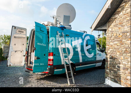 RTE Al di fuori di trasmissione satellitare van sulla posizione in Schull, West Cork, Irlanda. Foto Stock