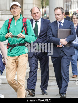 Westminster, Londra, UK, 19 agosto 2019. Il segretario di Stato per la difesa, Ben Wallace (quello più a sinistra, con cartella rossa) passeggiate lungo Whtehall in Ufficio di Gabinetto e poco dopo viene visto ulteriormente a piedi su in N10 a Downing Street con gli altri. Credito: Imageplotter/Alamy Live News Foto Stock