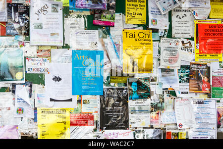 Una bacheca pubblica coperta con avvisi e messaggi pubblicitari, Highgate, London, Regno Unito Foto Stock