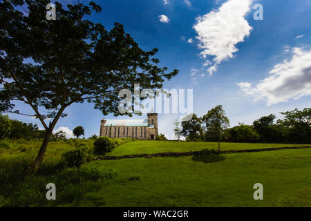 Vecchia chiesa cattolica romana sulla collina di Sunrise Foto Stock