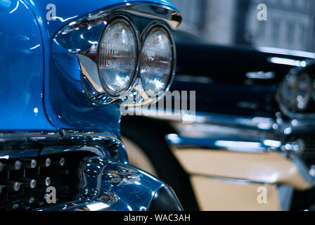 Frammento di La parte anteriore di un blu vintage auto di lusso Foto Stock