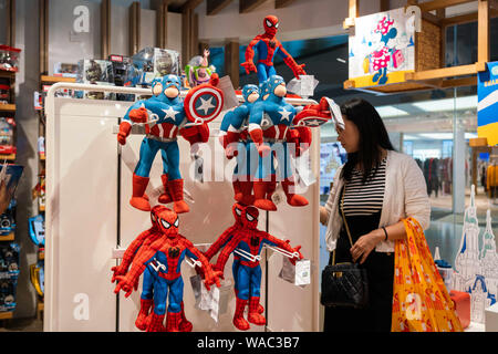 Shanghai, Cina. 4 Ago, 2019. Capitan America giocattoli visto a Shanghai la Disney Resort in negozio con una femmina di acquisti del cliente in negozio. Credito: Alex Tai/SOPA Immagini/ZUMA filo/Alamy Live News Foto Stock