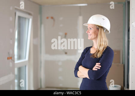 Un architetto ingegnere donna sul sito in costruzione Foto Stock