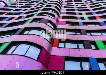 Ekaterinburg, Russia - 17 Gennaio 2019: frammento di un multi-colore facciata di un edificio di moderna costruzione sullo sfondo di un cielo nevoso a partire dal basso verso l'alto Foto Stock