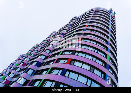 Ekaterinburg, Russia - 17 Gennaio 2019: frammento di un multi-colore facciata di un edificio di moderna costruzione durante la nevicata a partire dal basso verso l'alto Foto Stock