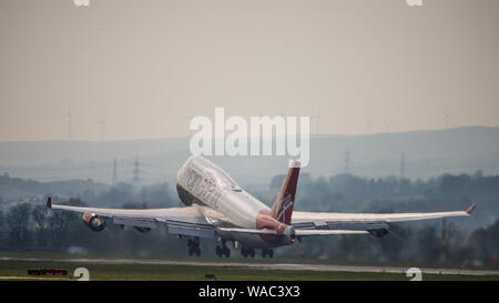 Glasgow, Regno Unito. Il 19 aprile 2019. Visto i voli in arrivo e in partenza dall'Aeroporto Internazionale di Glasgow. Colin Fisher/CDFIMAGES.COM Credito: Colin Fisher/Alamy Live News Foto Stock