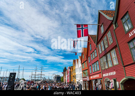 Le celebrazioni per la Norvegia il giorno di costituzione (aka giornata nazionale & 17 maggio), sul Bryggen, uno di Bergen attrazioni principali e il patrimonio mondiale UNESCO. Foto Stock